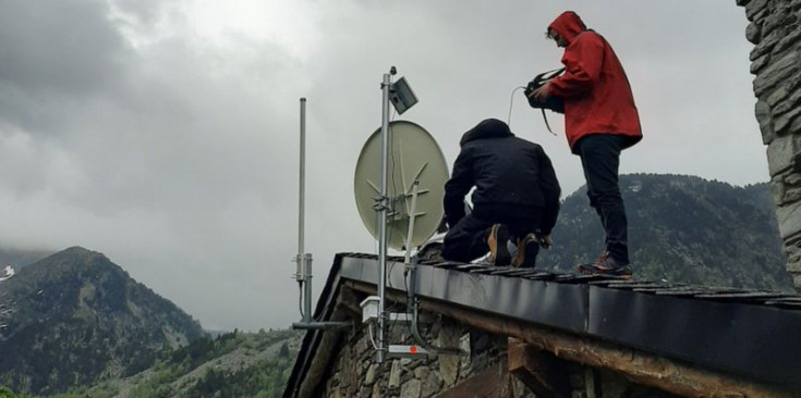 Tècnics de l’ARI durant la instal·lació de les antenes per a la prova pilot.