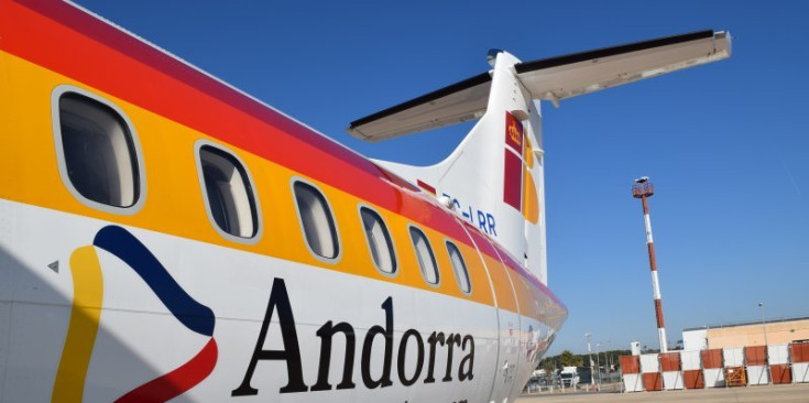 Un dels avions de la companyia Air Nostrum que opera els vols entre l'aeroport d'Andorra-La Seu i Madrid.