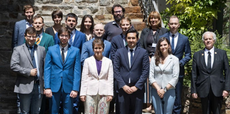 Una foto de família dels integrants dels joves parlamentaris que acull el Consell General, juntament amb els representants d’Andorra.