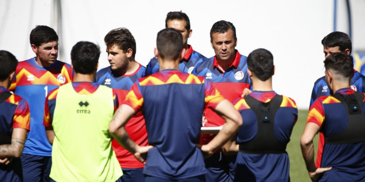 Koldo Álvarez de Eulate dona instruccions durant l’entrenament d’ahir.