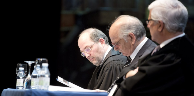 El fiscal general, Alfons Alberca, ahir amb el raonador del ciutadà, Josep Rodríguez, i el degà del Col·legi d’Advocats, Francesc Badia.