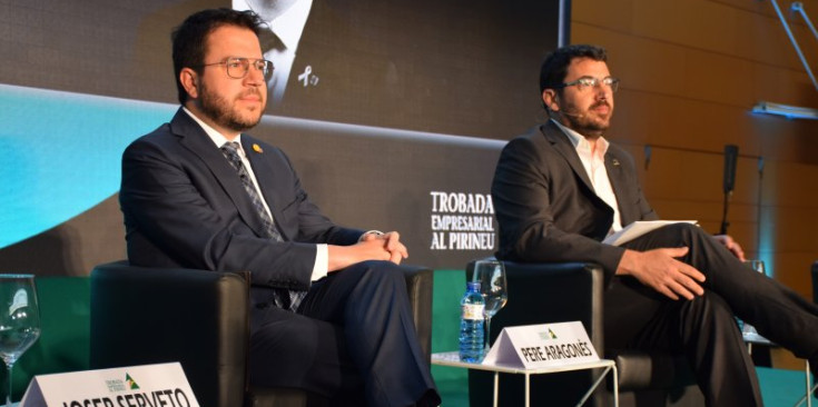 El president de la Generalitat, Pere Aragonès, acompanyat de l'alcalde de la Seu d'Urgell, Francesc Viaplana.