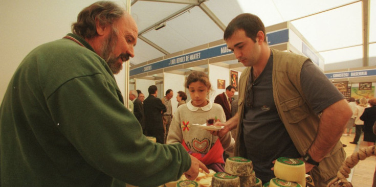 Un estand de formatges en una edició anterior de la Fira urgellenca.