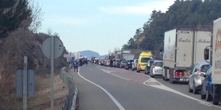 La cua formada per l'accident a La Basella