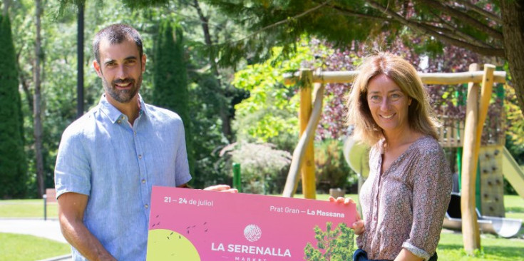 Josep Maria Garrallà i Isabel Rodrigo al costat del cartell de l’acte.