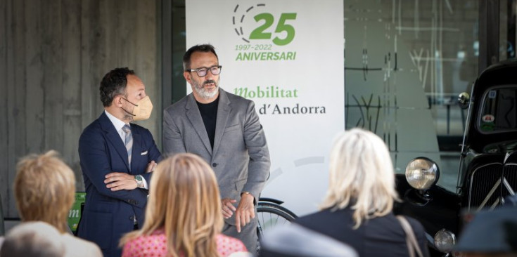 El cap de Gover, Xavier Espot, i el ministre de Territori en la celebració del 25è aniversari del Departament de Mobilitat.