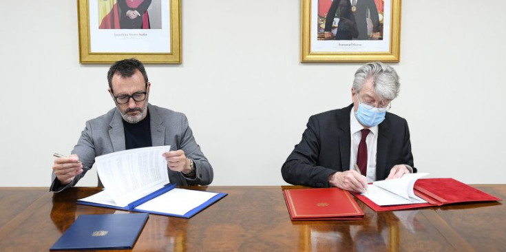 El ministre de Territori i l’ambaixador francès signen l’acord, dijous.