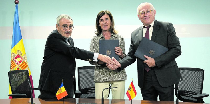 Un instant de la signatura de l’acord entre el Ministeri d’Educació i l’Institut Cervantes.