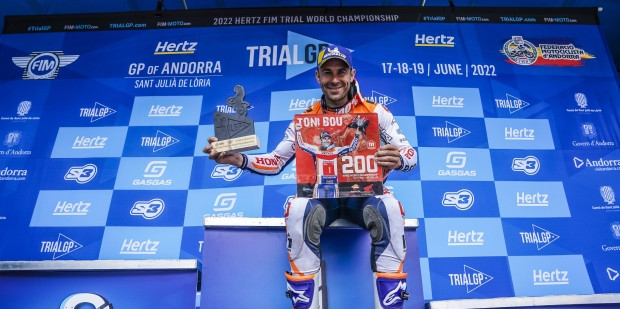 Toni Bou, amb els trofeus de vencedor i de 200 victòries, després de la segona jornada a Sant Julià de Lòria.