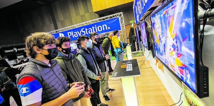 Un grup de joves juga a videojocs a la darrera edició del Saló del Videojoc d’Escaldes-Engordany.