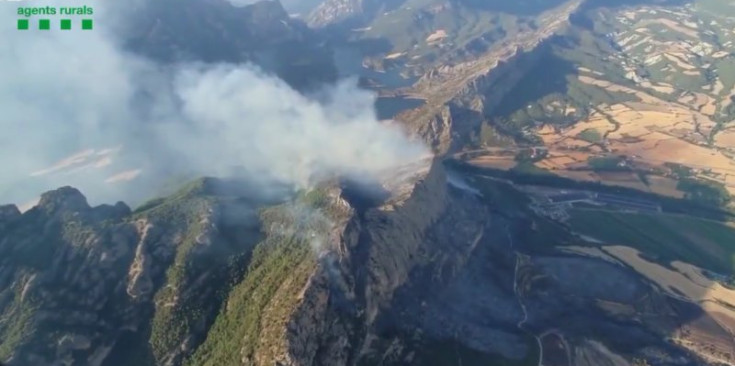 Imatge aèria de l'incendi al Roc de Rumbau, a Peramola