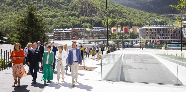 Les autoritats visiten el carrer del Consell General, ahir.