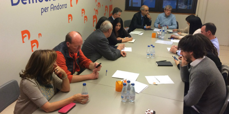 Els consellers electes de Demòcrates per Andorra, durant la reunió d’ahir a la tarda.
