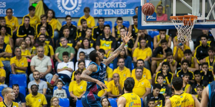 Sada esmaixa sota la mirada de Shermadini i del jugador del Tenerife Hanley, ahir a l’Insular Santiago Martín.