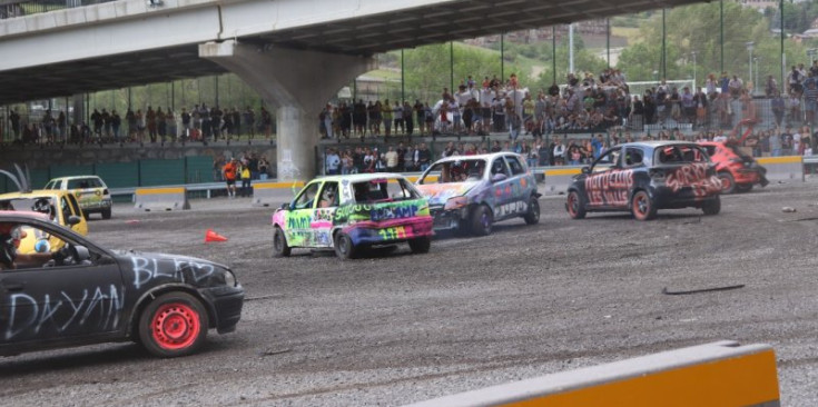 Un instant del ‘Crash Car’ de la festa de la parròquia d’Encamp, ahir.