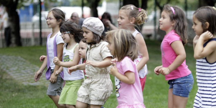 Un grup de nenes es diverteixen ballant en un parc