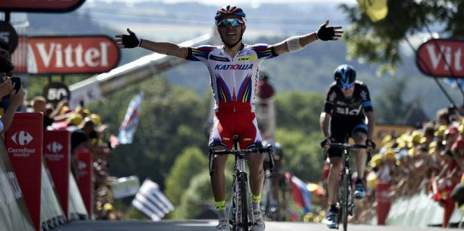 Purito Rodríguez celebra el triomf al mur d'Huy, aquest estiu en l'edició del 2015 del Tour de França.