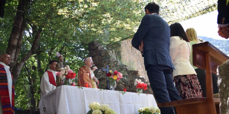 Un moment de la missa, ahir al Serrat.