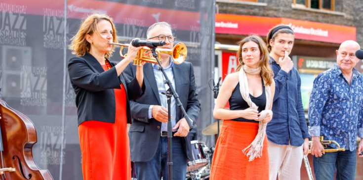 Un moment de la inauguració del festival, ahir a la plaça Coprínceps.