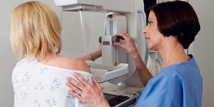 Una dona se sotmet a una mamografia per radiografiar-li l’estat del pit.