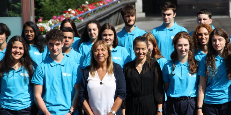 Els informadors turístics amb les autoritats comunals d’Andorra la Vella.