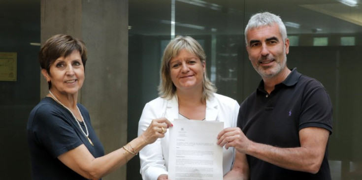 Núria Rossell, Berna Coma i Marc Magallón ensenyen la Proposta d’acord.