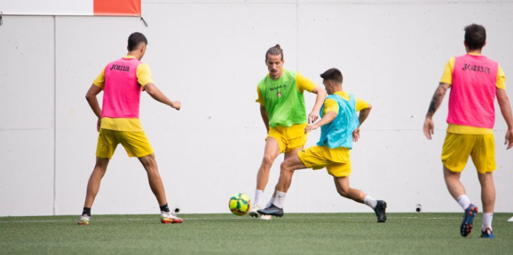 Un instant de l’entrenament d’ahir de la UE Santa Coloma a l’Estadi Nacional.