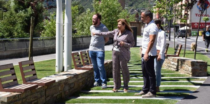 Gerard Menardia, Conxita Marsol, Alain Cabanes i Meritxell López al nou passeig d’Enclar.