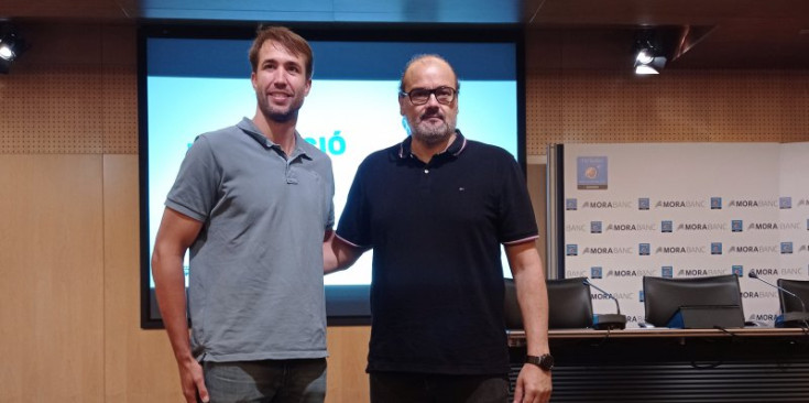 Nacho Llovet i Francesc Solana, durant la compareixènça del jugador.