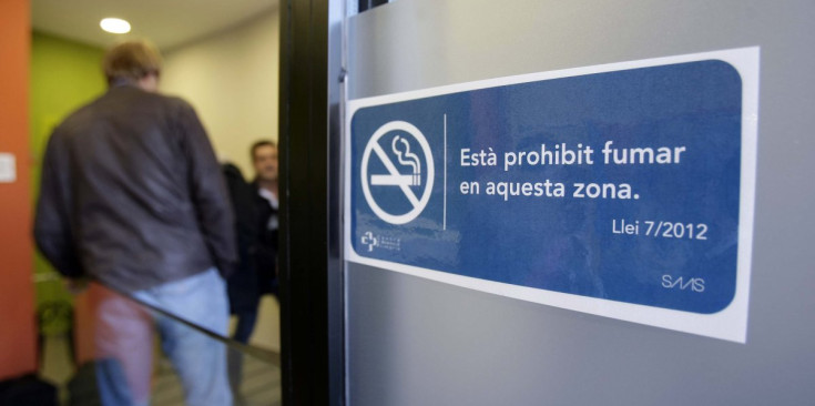 Un cartell de prohibit fumar en un centre sanitari.