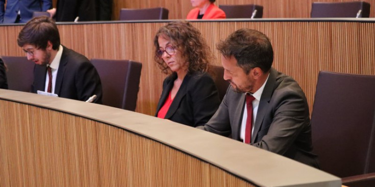 Els consellers socialdemòcrates Roger Padreny, Judith Salazar i Pere López, instants abans d’arrencar la sessió d’ahir.