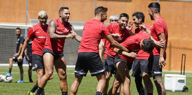 Un instant de l’entrenament de la pretemporada per a l’FC Andorra, ahir al CE la Massana.