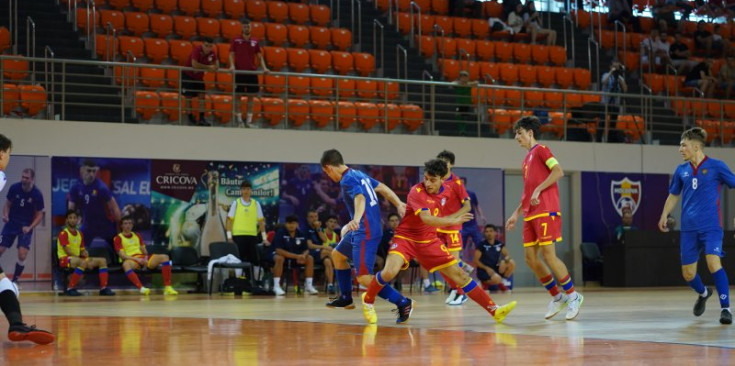 Una jugada del duel entre Andorra i Moldàvia d'ahir.