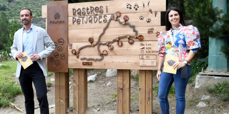 El ministre de Turisme i Telecomunicacions, Jordi Torres, i la cònsol major d'Encamp, Laura Mas, en la presentació de la ruta 'Rastres i Petjades'.