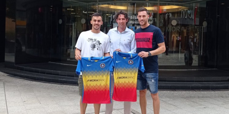 D’esquerra a dreta: Pampín, Nogués i Vidal, ahir durant l’acte de presentació els dos jugadors.