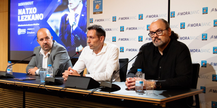 Aixàs, Lezkano i Solana, durant la presentació de l'entrenador.