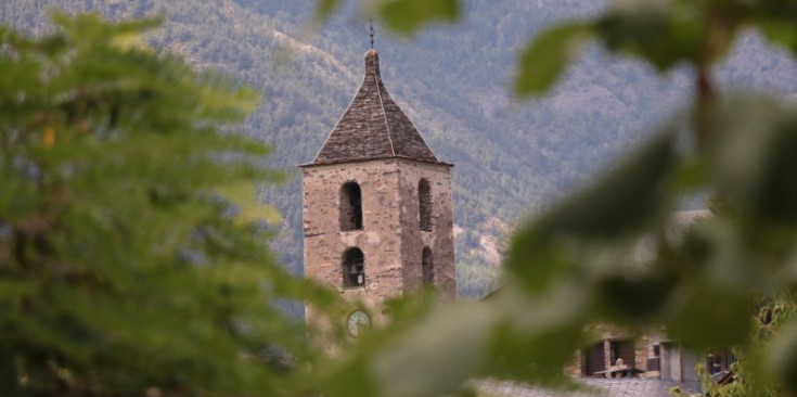 Una fotografia del campanar de l’església de Sant Corneli i Sant Cebrià d’Ordino.