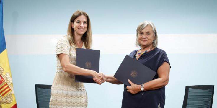 Sílvia Riba i Teresa Cabré a la signatura de l’acord marc.