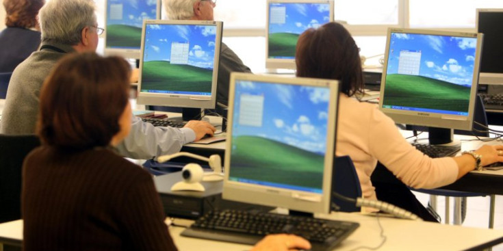 Gent gran participa d’un taller d’informàtica per aprendre a fer ús de les noves eines tecnològiques.