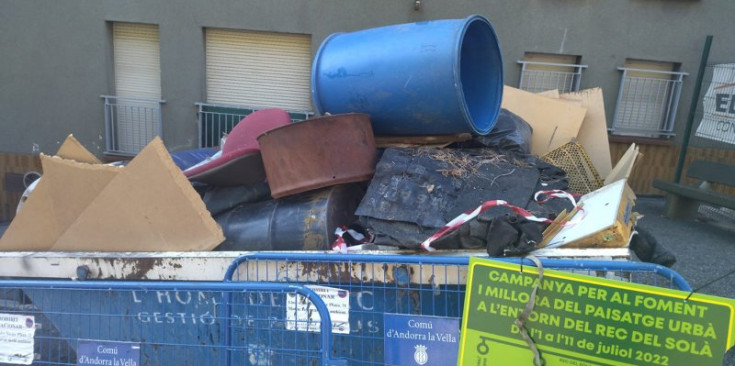 Imatge d'un dels contenidors en què els hortolans podien deixar les deixalles.