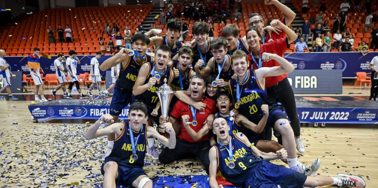 La selecció sub-16 celebra el títol de campions.