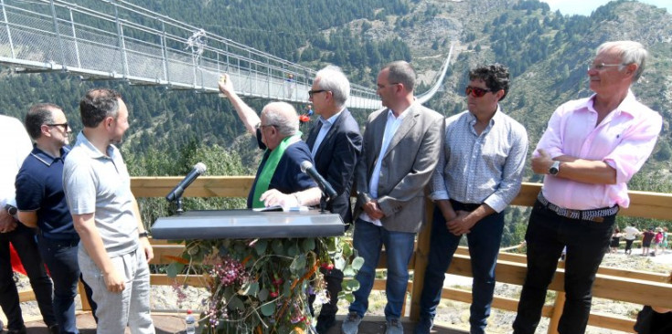 Xavier Espot i Francesc Camp, al costat de mossèn Ramon de Canillo, ahir al pont tibetà.