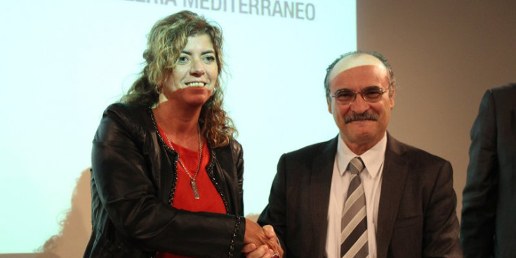 Montserrat Gil i José Weiden oficialitzen l’acord signat, ahir a Sant Julià.