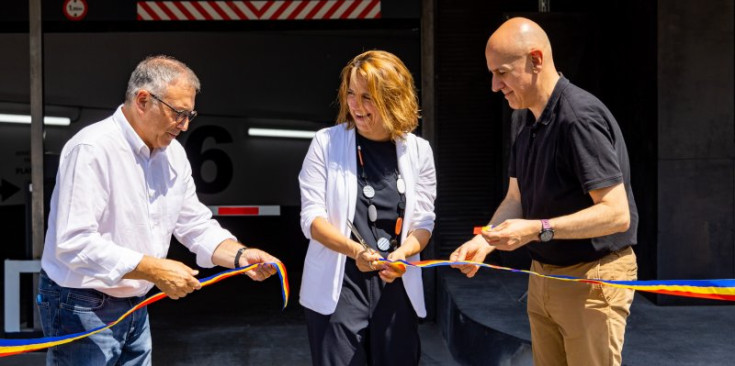 Rosa Gili i Joaquim Dolsa, juntament amb el conseller Valentí Closa, inauguren el nou aparcament.