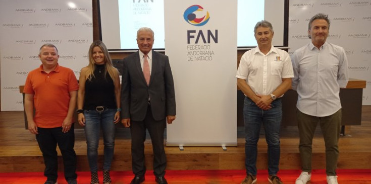 Els protagonistes de la presentació, amb el nou logotip.