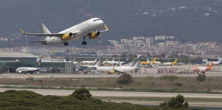 Un avió de l’Aeroport del Prat s’enlaira.