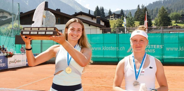 Vicky Jiménez rep el trofeu de campiona d’Europa júnior sub-18.