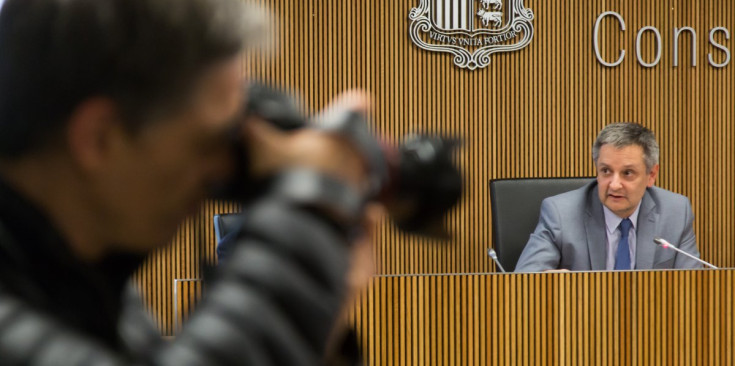 Un fotògraf retrata el ministre d'Afers Exteriors, Gilbert Saboya, en la compareixença d'ahir al Consell General.