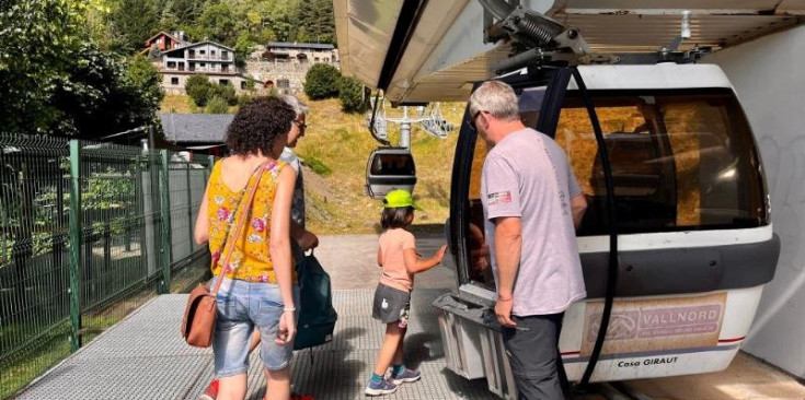 Una família puja al telecabina d’Arinsal.