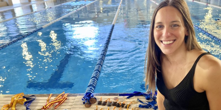 Mònica Ramírez, amb els trofeus i medalles que ha anat aconseguint al llarg de la seva carrera.